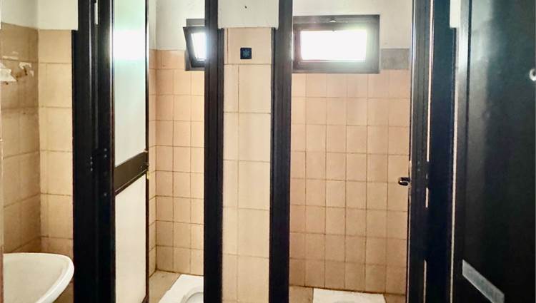 Bagni attigui alla seconda sala del negozio