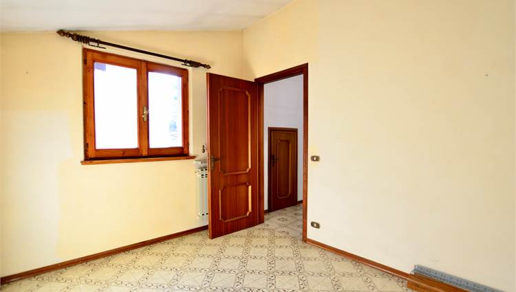 2a Camera appartamento al piano secondo