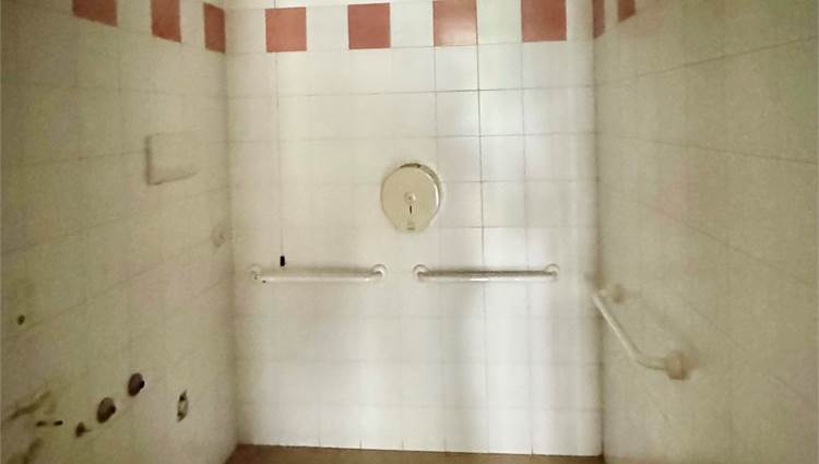 Bagni attigui alla seconda sala del negozio