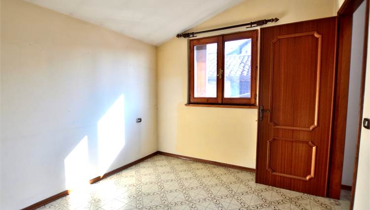 2a Camera appartamento al piano secondo